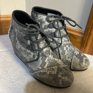 Tom’s size 8 wedge bootie